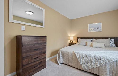 Cozy 3BR Retreat in Downtown Bethlehem - Hot Tub, Trails, Near Ski & Hike - Photo 18