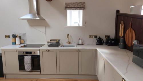 Luxury Victorian Hayloft barn self contained - Photo 5, stove, dishwasher, pet friendly, toaster, minibar