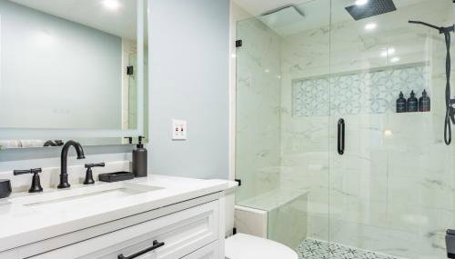 Spacious 4BR Retreat near Disneyland & Beaches - Foto 4, towels, Shower