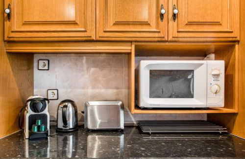 Charming Apartment With Vibrant Accents - Photo 34