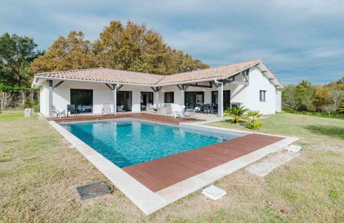 Beautiful contemporary villa 160 m with pool - Foto 1