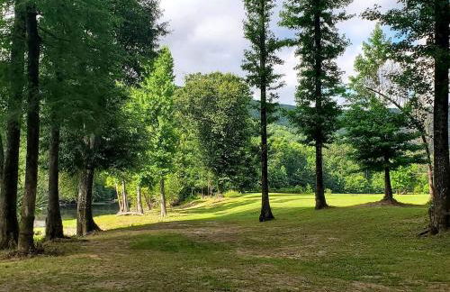 Stunning Riverfront Log Cabin Nestled Amidst Trees in Nashoba, Oklahoma - Foto 30