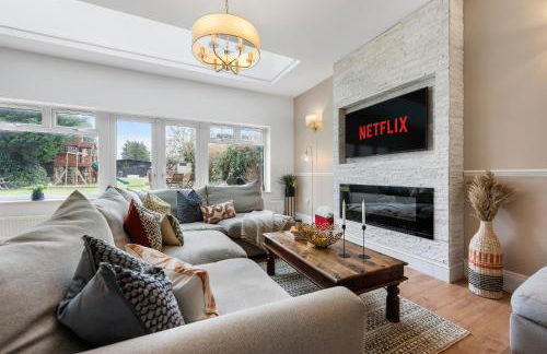 LONG TERM STAY SPECIAL OFFER AVAILABLE! 5-Bedroom Spacious, Stunning Design, Sociable Areas & Cosy House Near South Downs Park, Sleeps 11 with GAMES Room, PRIVATE PARKING and GARDEN - by Blue Puffin Stays - Foto 9