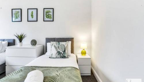 Modern 4-Bedroom Gem Family & Business Friendly - Photo 2