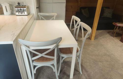 Walliswood Lodge - Wood Burner, Air Con & Wi-fi, Rural Retreat - Foto 21