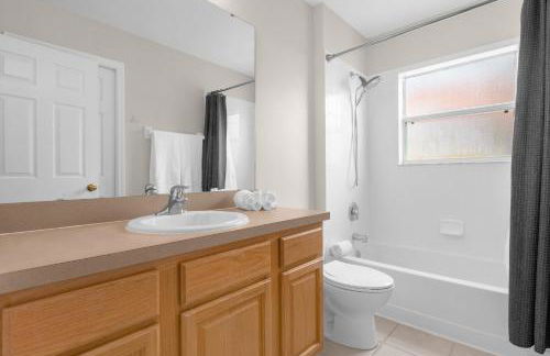 Large Spacious Home w Private Pool & Hot Tub - Photo 31