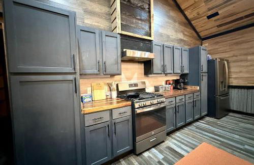 Cozy Wood-Interior Lodge with Screened Patio, Fire-Pit Table, Grill & Fast WiFi in Goreville, Illinois - Photo 18