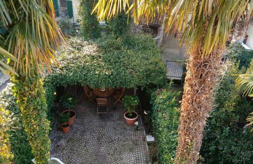 Elegant Traditional Home Steps from the Lake, with Garden and Panoramic Terrace - Photo 16