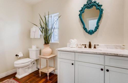 The Pink House - Bask in Style Steps from the Convention Center - Foto 14