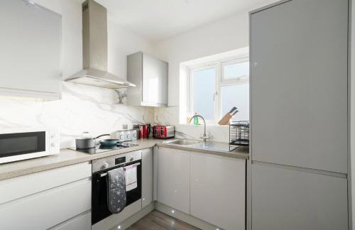 Elegant 3-bed apartment with FREE onsite PARKING in Enfield - Out door Patio - Big savings on Longer Stays - Photo 30