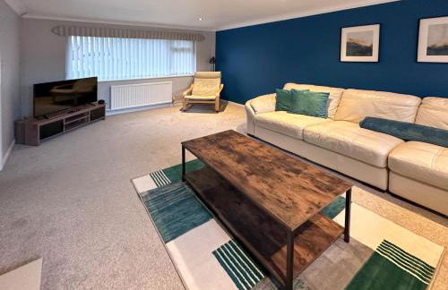 BLUNSDON LODGE - Spacious Bungalow, High Speed Wi-Fi, Free Private Parking, Garden - Foto 13