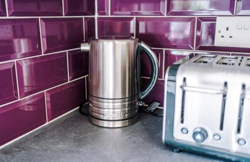 Beach Retreat with Hot Tub Sleeps 8 - Foto 48