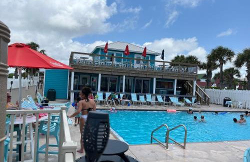 Beach access close to Walmart, Bowling,skating and Game room - Photo 63