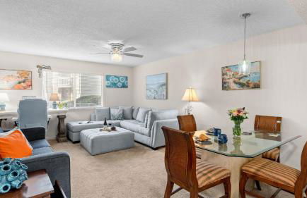 Steps from the Sand Bright Coastal Stay w Pool Access Coastal Hideaway by AvantStay - Foto 8