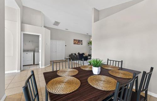 Entire Disney Retreat Home minutes from Disney, Shopping, and Restaurants 4br,2ba,7beds sleeps 10 - Foto 21