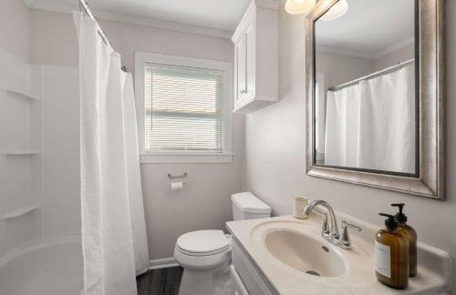 Cozy 4BR Home Pet Friendly Large Yard & Patio - Foto 36