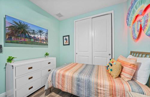 Epic Playhouse Getaway - Castle & Superhero Bunks Theater Private Pool No Rear Neighbors - Foto 13