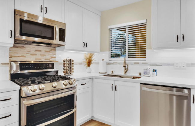 Designer Coastal Paradise w Pool - Steps to Beach - Foto 6