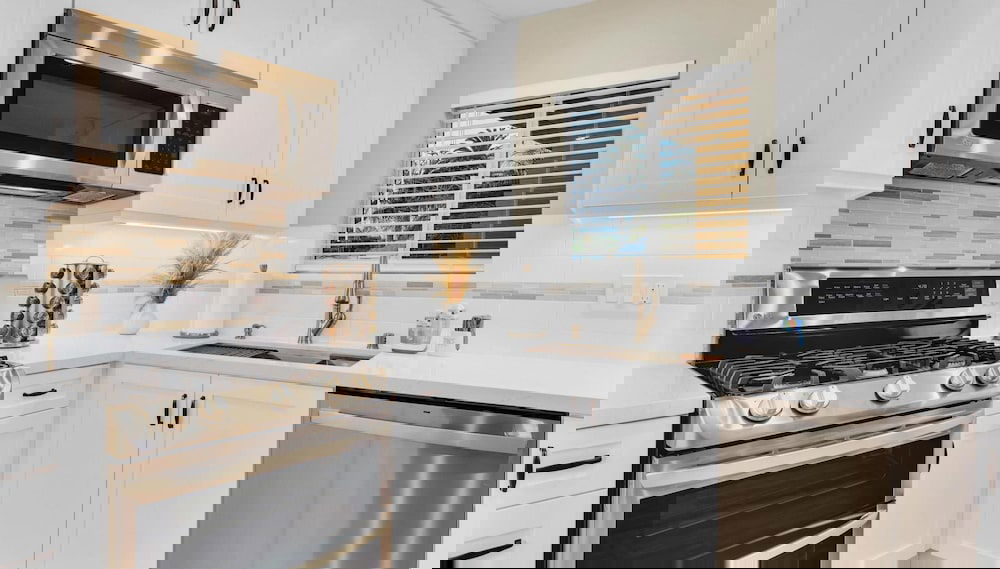 Designer Coastal Paradise w Pool - Steps to Beach - Foto 1, Quarto