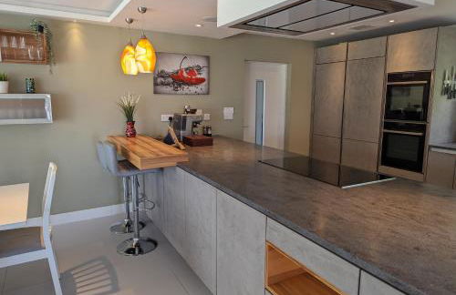 Unique, Spacious, Self-Built Eco Home with huge garden and movie room - Photo 16