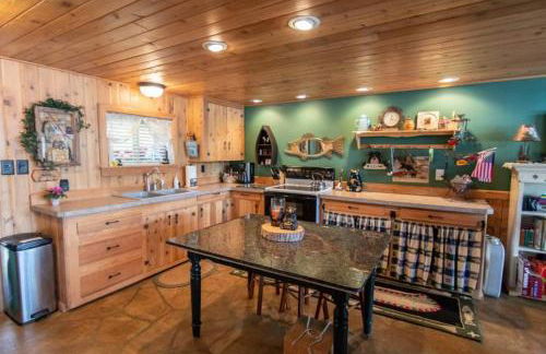 Lakeside Log Cabin! Blessings & Memories Abound! - Foto 4