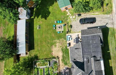 91M Renovated Bethlehem home with hot tub, firepit, large yard, walk to restaurants - Photo 21