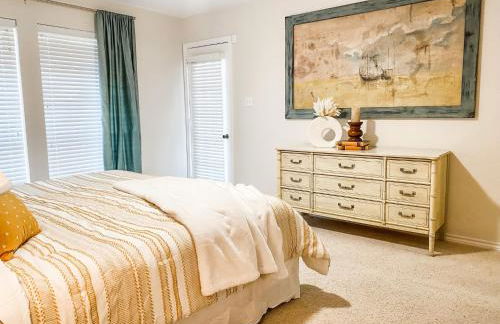 Designer Single Story 4 bed 3 bath home in mid-century style with big backyard and garage - Foto 23