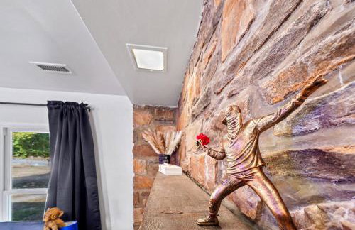 Comfort, Fun, & Charming - 5BR Oasis with Pool - Foto 53