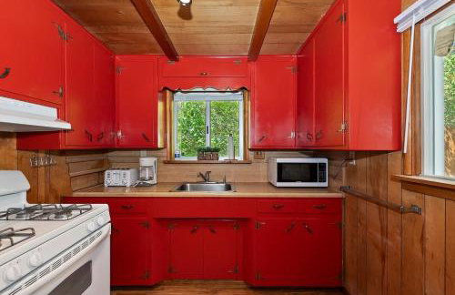 Sunshine Cabin - Cozy 2-Story Getaway - Photo 16