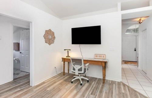 Spacious Luxury Pool Home Oasis - 8mi to Airport - Foto 7