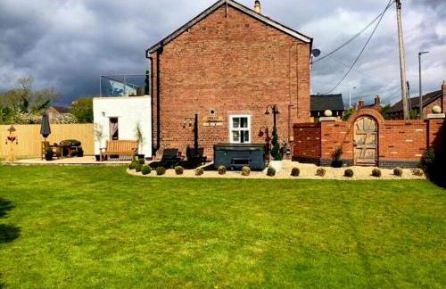 Stunning views, Hot tub, 5 mins to Chester - Photo 20