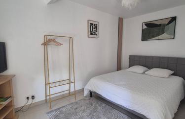 La longère du Moulin, logement T2 indépendant tout équipé avec cuisine, parking individuel avec portail, salon de jardin, belle grande chambre - Foto 4