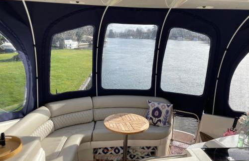 ENTIRE LUXURY yacht 70sqm Oyster Fund - Quiet and relaxing - 2 double bedrooms both en-suite - HEATING - sleeps up to 4 people - moored on our Private Island - nearby LEGOLAND THORPE PARK ASCOT RACES WENTWORTH LONDON Lapland UK -NO Parties - - Foto 20