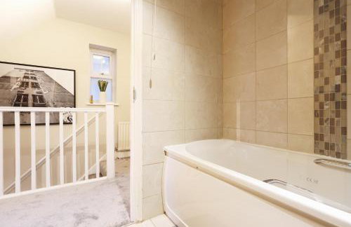 Cosy Bristol Townhouse - Free Parking - Sleeps 6 - By EKLIVING PARTNERS - Foto 2
