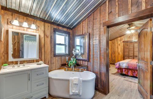 Clarkesville Rustic Hideaway on 38-Acre Farm! - Foto 12