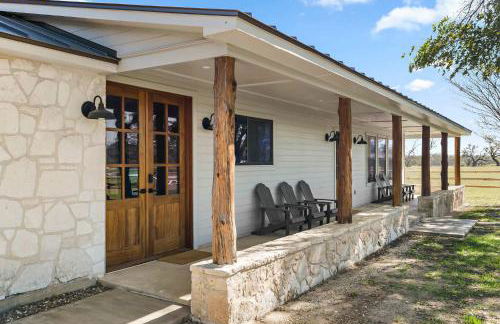 Relaxing Hill Country Home with Outdoor Fire Pit - Photo 29