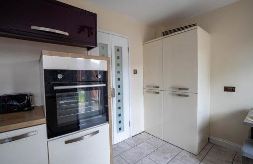 2BR Home Near Shops & Transport Links - Foto 32