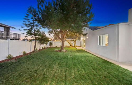 Spacious Modern Home with Rooftop & Private Backyard - Foto 14