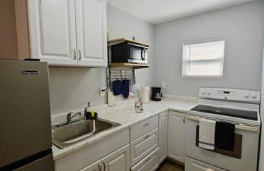 Lovely unit central location - Photo 5