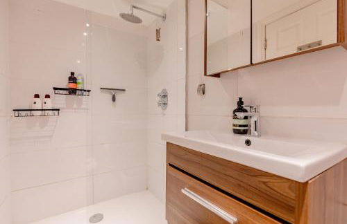 Snug 2BD Flat with Patio Heart of North London - Foto 12