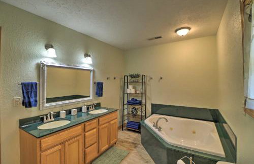 Scenic Riverview Getaway with Screened Porch! - Foto 13