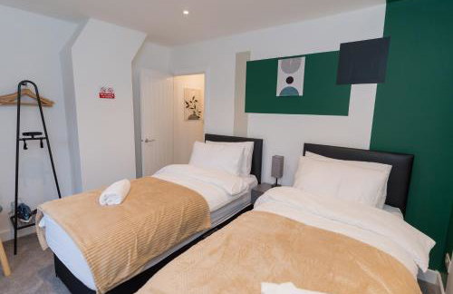 Perfect for Contractors & Families - Free Parking - Foto 17