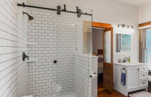 Historic Charm: Spacious 4BR Retreat Sleeps 11 - Holiday Home - Foto 12