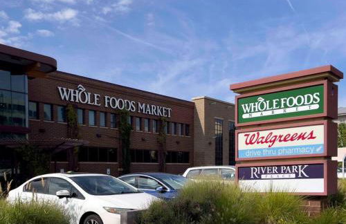 Boho-Luxe Studio - Pink Accents & Mountain Calm - Foto 28