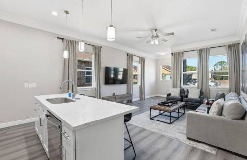 O30A Single-Story 2BR Townhome w King Beds, Workspace, Yard - Foto 2