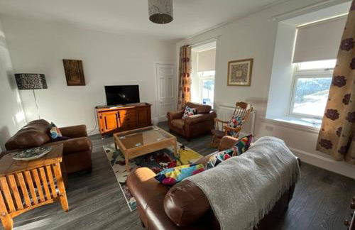 Centrally located 2 bed modern flat with harbour views - Photo 1