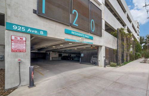 RiverWalk PentHouse Oasis w/Free Parking Gym Pool - Photo 66