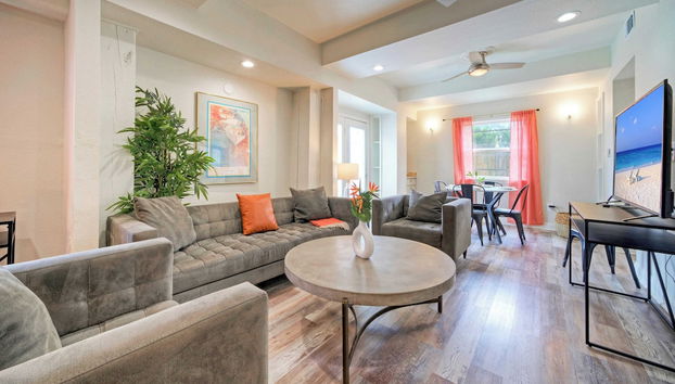 2-unit Home in Golf Cart Zone w/ Patio + Balcony Salty Sunshine: Multi-family Retreat - Foto 3, Interior