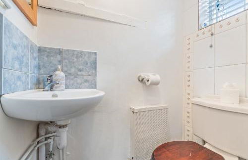 3BR Kingswood Cottage with Detached Unit - Photo 28