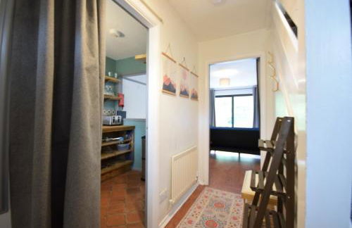 Stylish 1BR Retreat with Garden and Rustic Kitchen - Foto 11